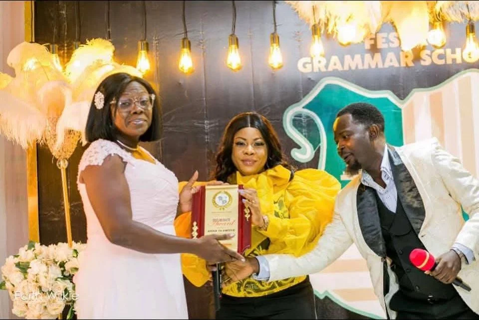 An award presentation during the reunion dinner, 2020 (photograph 3 of 4)
